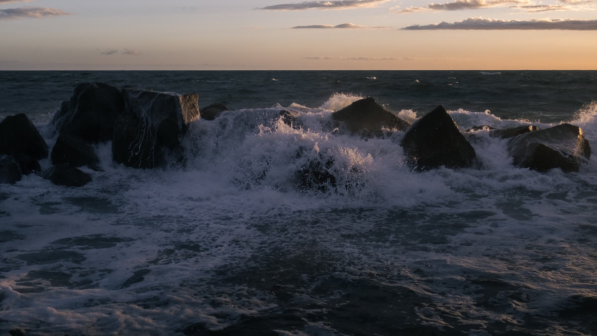 Enhanced, sharp photo of the sea